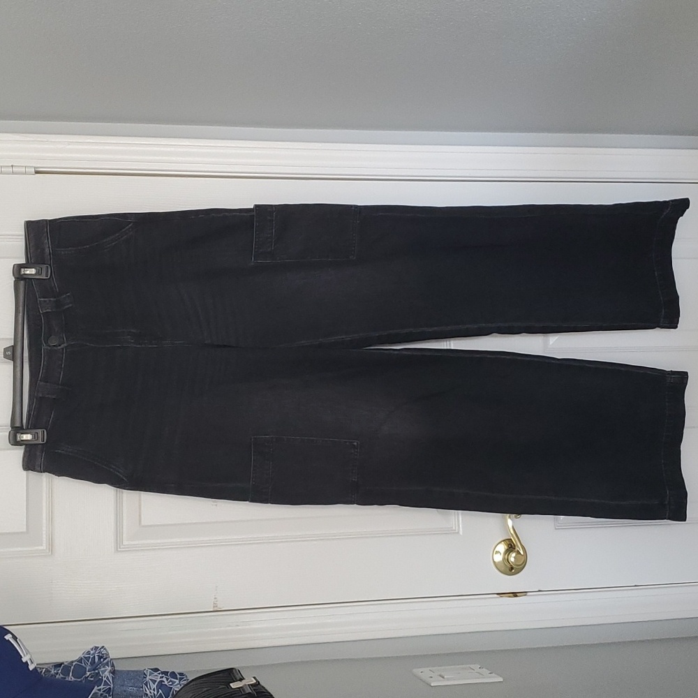 American Eagle Super High-Waisted Baggy Wide Leg Black Cargo Jeans